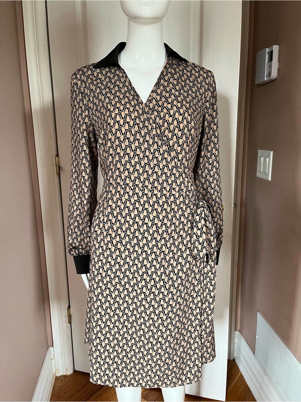 SHEIN Beige and Black Geometric Wrap Dress with Black Collar